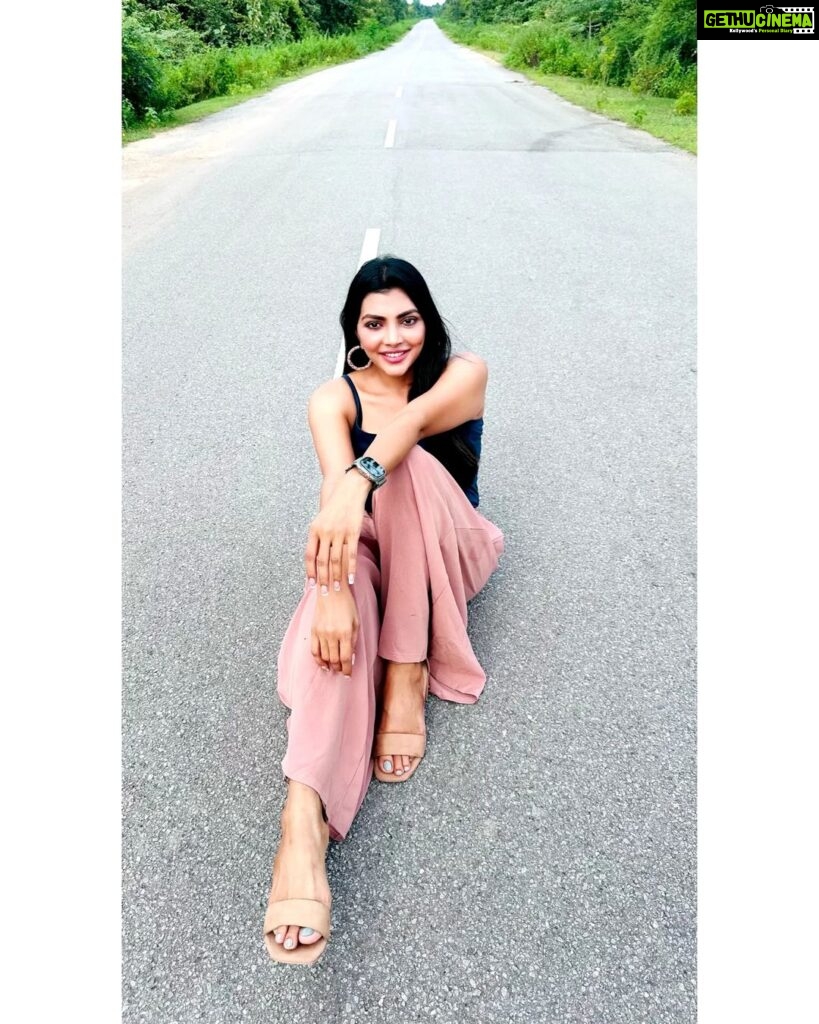 Lahari Shari Instagram - Feelin' the wind in my hair and the open road beneath my wheels 🚗✨ Posing pretty during this epic long drive road trip 📸 🛣💃 Photographer : @troyphotographyofficial Designer and Stylist : @adamohyd #GoodMorning #happyfriday #RoadTripVibes #AdventuresAhead #SittingPretty #LongDriveFeels #OnTheRoadAgain #potraitmode #AdventureAwaits Hyderabad