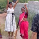 Lahari Shari Instagram - Cricket fever even at work!!!😁 Never knew @gangavva would be so interested in cricket🏏 @ashu_uuu @rukshardhillon12 @thisisvikranth Designer and Stylist : @adamostylestudio #sparklife #spark #gangavva #cricket #village #kallevalle #movie #tollywood #telugu #teluguactress #telugucinema #biggbosstelugu #biggbosstelugu3 #biggbosstelugu4 #biggbosstelugu5 Hyderabad