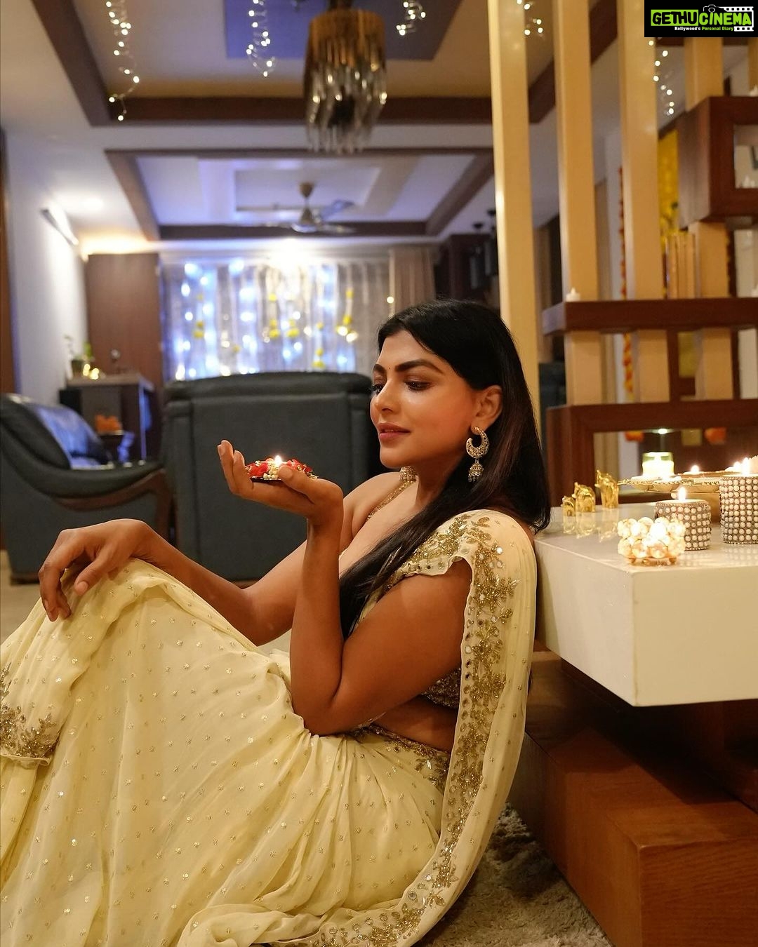 Lahari Shari Instagram - Lighten up this world with your smile on the eve of this Diwali. 🫵🏻 You are the diva who should be rediscovered by you everyday!!!🤍❤️🌟🌟 Design : @rohitgandhirahulkhanna Stylist : @adamostylestudio #lightenup #rediscover #world #diwali #dressup #saree #lights #diva #elegance #elegant #everyday #you #smile #actress Hyderabad