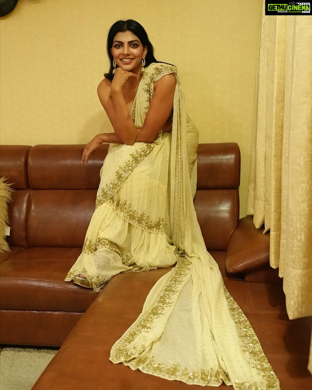 Lahari Shari Instagram - Lighten up this world with your smile on the eve of this Diwali. 🫵🏻 You are the diva who should be rediscovered by you everyday!!!🤍❤️🌟🌟 Design : @rohitgandhirahulkhanna Stylist : @adamostylestudio #lightenup #rediscover #world #diwali #dressup #saree #lights #diva #elegance #elegant #everyday #you #smile #actress Hyderabad