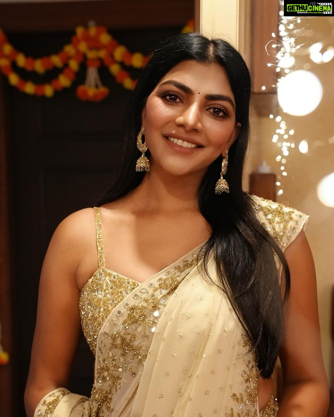 Lahari Shari Instagram - Lighten up this world with your smile on the eve of this Diwali. 🫵🏻 You are the diva who should be rediscovered by you everyday!!!🤍❤️🌟🌟 Design : @rohitgandhirahulkhanna Stylist : @adamostylestudio #lightenup #rediscover #world #diwali #dressup #saree #lights #diva #elegance #elegant #everyday #you #smile #actress Hyderabad