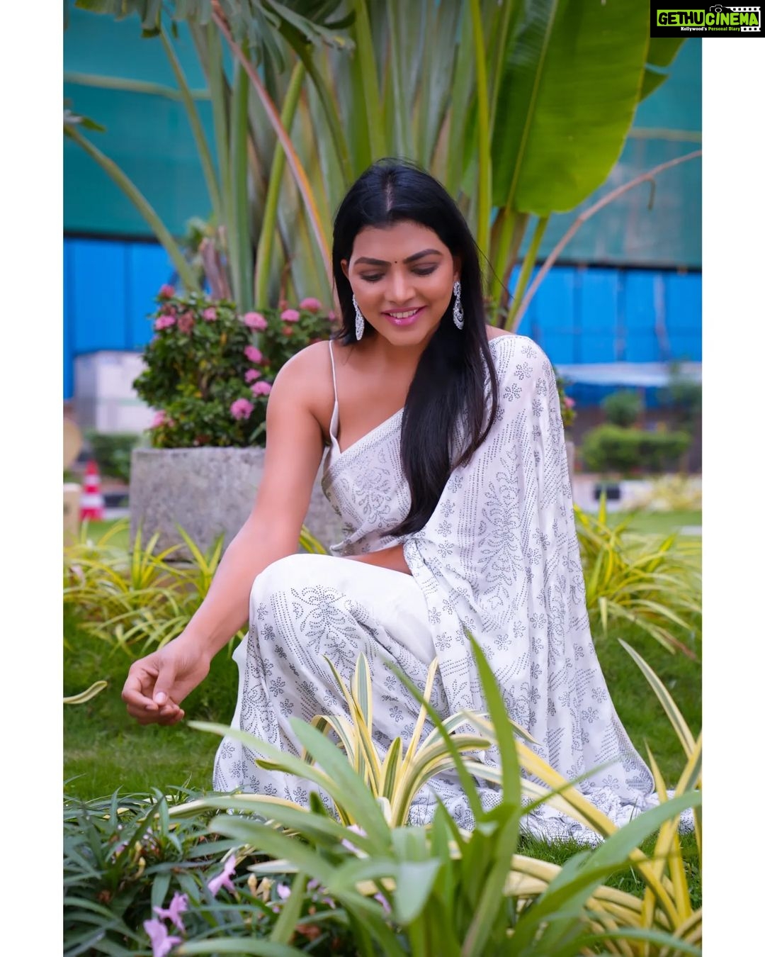Lahari Shari Instagram - Shining bright like a star on the second day of Navratri 2023 ✨ Embracing the festive vibes in this gorgeous saree, radiating elegance and grace 🌸💃 Saree : @srikrishnasilk Ptographer : @troyphotographyofficial Stylist : @adamostylestudio #NavratriVibes #FestiveFeeling #SareeLove #TraditionalGlam #FashionGoals #IndianFestivals #CelebrationMode #DazzlingDivas #InstaFashion #OOTD #EthnicChic #GlamorousAndGraceful #Navratri2023 #Fashionista #InstaStyle #SlayingTheFestivities #DressedToImpress #StunningInSaree #actress #teleuguactress #telugucinema #telugumovies #filmcity #hyderabad #tollywood #Navratri2023 #navratri #navratrispecial #chaitranavratri #durga Hyderabad