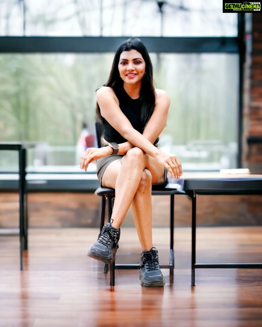 Lahari Shari Instagram - Taking a seat in the spotlight 📸✨ Feeling on top of the world 🌍✨ Just sitting here, soaking up the good vibes and embracing the happiness within #PosingGoals #ChairChic #PhotoshootFun #PositivityOverload #HappyVibesOnly #EmbracingTheGoodLife #LivingMyBestLife #ChairSittingGoals #HappinessIsKey #teluguactress #tollywoodactress #Hyderabad