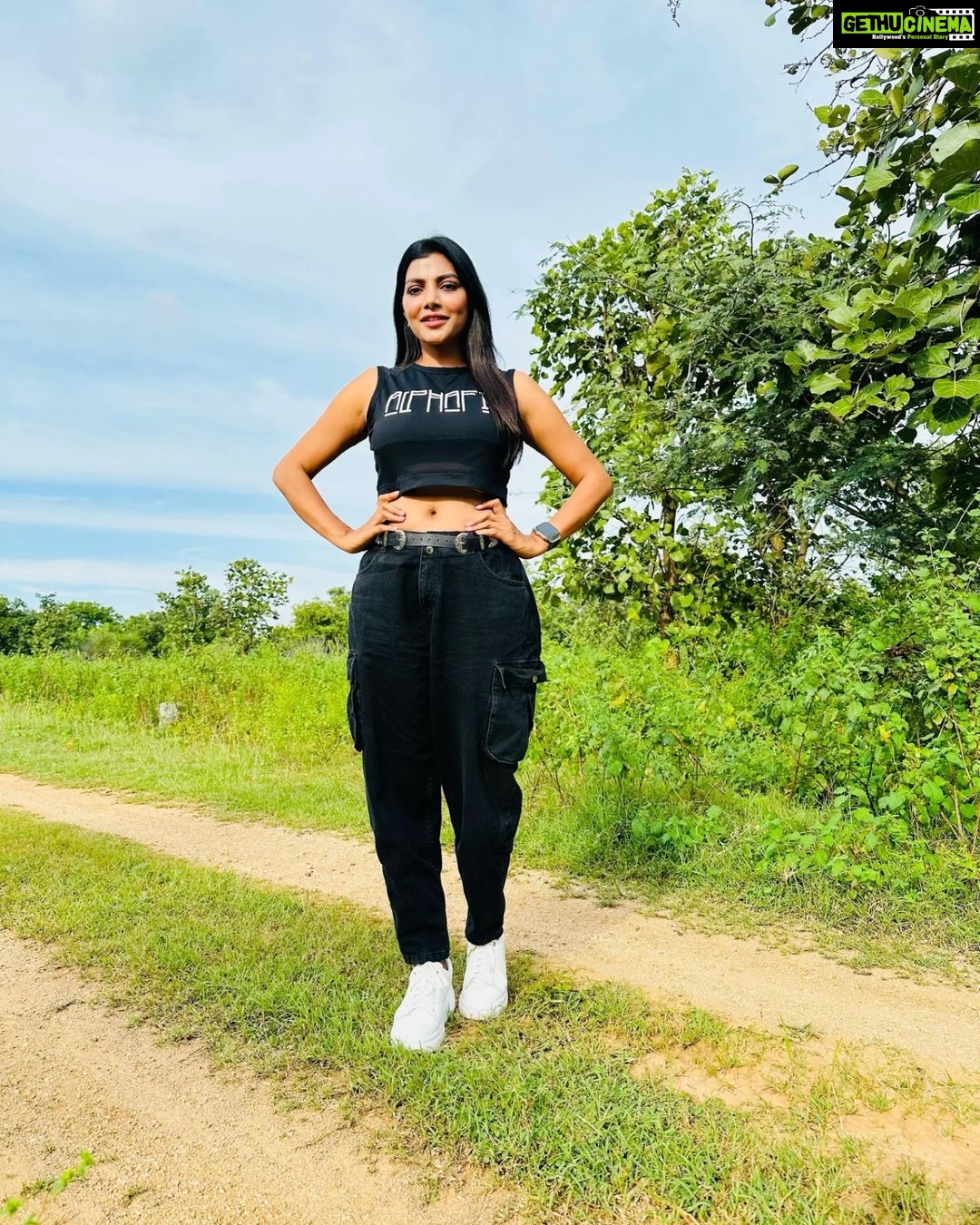 Lahari Shari Instagram - Embracing the serenity of Sunday mornings amidst nature's embrace. 🌿☀️ #goodmorning #HappySunday #loveyouall #LifeIsBeautifu #HappyWeekend #WeekendBliss #actresslife #TollywoodVibes #cinema #teluguactress Hyderabad