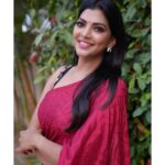 Lahari Shari Instagram - Feeling like a desi queen 👑✨ Rocking the saree vibes at home and loving every moment of it! 💃🏽 Slaying in my tradition. Embracing the beauty of our culture and feeling all kinds of fabulous! ❤️🖤 Saree : @srikrishnasilk Ptographer : @troyphotographyofficial Stylist : @adamostylestudio #DesiQueen #SareeVibes #HomeSlay #TraditionalLove #FeelingFabulous #CultureConnects #IndoorsGlam #SlayAtHome #HappyVibes #SmileBright #EmbraceYourRoots #teluguactress #tollywood #biggbosstelugu #actress #actresslife #telugucinema #telugumovies #Hyderabad