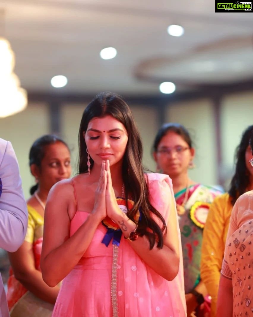 Lahari Shari Instagram - Felt like a total ๐ as the Guest of Honour at Veda Degree College's Graduation Ceremony and Freshers Party Yesterday! It's such an honour to be recognized and celebrated by these amazing students. ๐โจ Embracing this new role with grace and excitement. It was a great experience to inspire and motivate these future leaders to chase their dreams and make a difference in the world. ๐ ๐๐ฅณ @vedadegreecollege Designer and Stylist : @adamostylestudio #GuestOfHonor #VedaDegreeCollege #GraduationCeremony #FreshersParty #NewBeginnings #FutureLeaders #Inspiration #Motivation #LetsParty #CelebrateSuccess #NavratriVibes #FestiveFeeling #IndianFestivals #CelebrationMode #GlamorousAndGraceful #Navratri2023 #actress #teleuguactress #telugucinema #telugumovies #filmcityย #hyderabad #tollywood Hyderabad