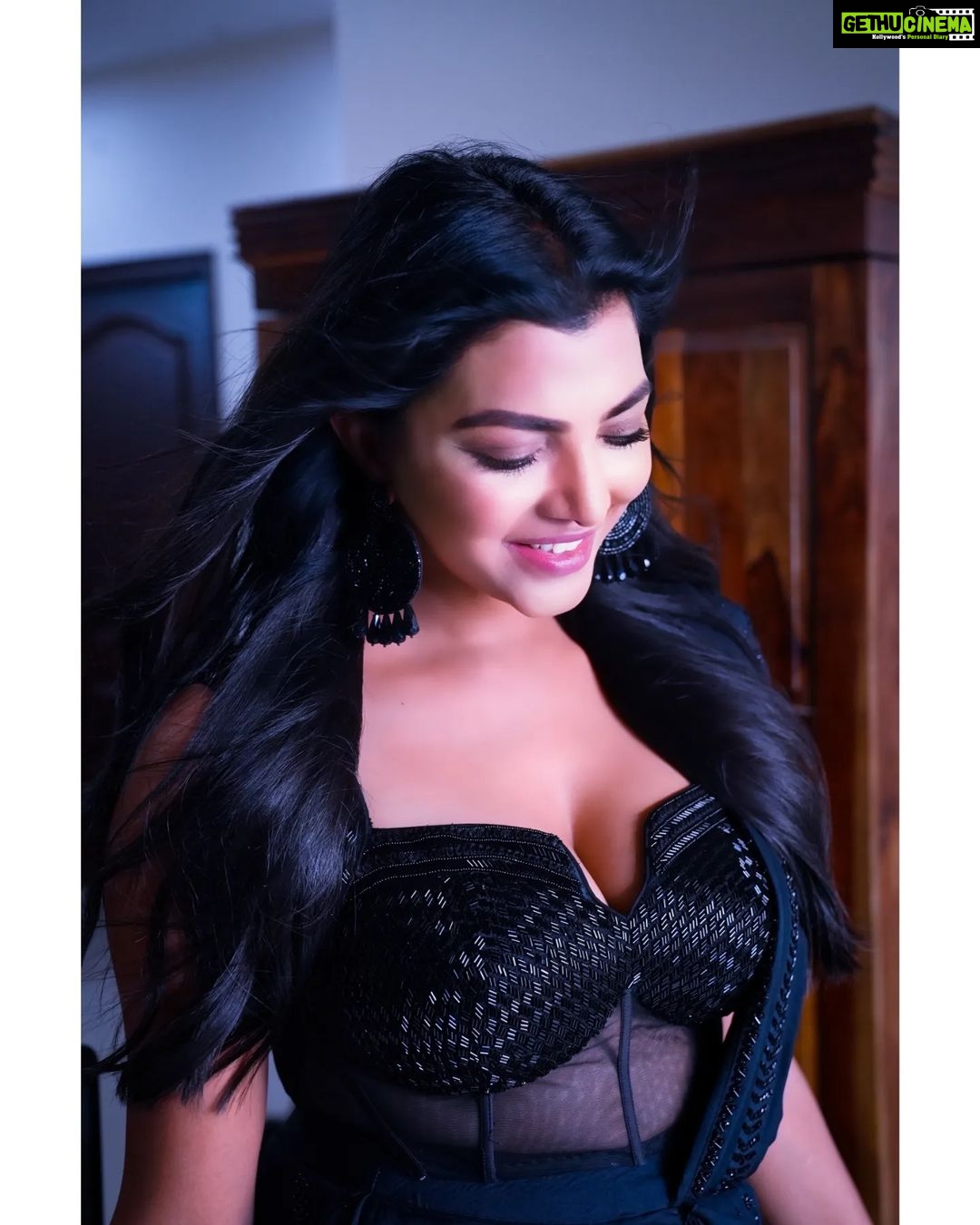 Lahari Shari Instagram - Embracing the dark side on Day 3 of Navratri 🌑✨ It's all about celebrating the strength within tradition ❤️🖤🖤 Attire : @ohanahyd Ptographer : @troyphotographyofficial Stylist : @adamostylestudio #NavratriVibes #FestiveFeeling #IndianFestivals #CelebrationMode #GlamorousAndGraceful #Navratri2023 #Fashionista #InstaStyle #SlayingTheFestivities #DressedToImpress #StunningInSaree #actress #teleuguactress #telugucinema #telugumovies #filmcity #hyderabad #tollywood #Navratri2023 #navratri #navratrispecial #chaitranavratri #durga #NavratriVibes #BlackIsBeautiful #EmbraceTheTradition #StrengthWithin #PowerfulWomen #GoddessModeOn #Day3OfNavratri