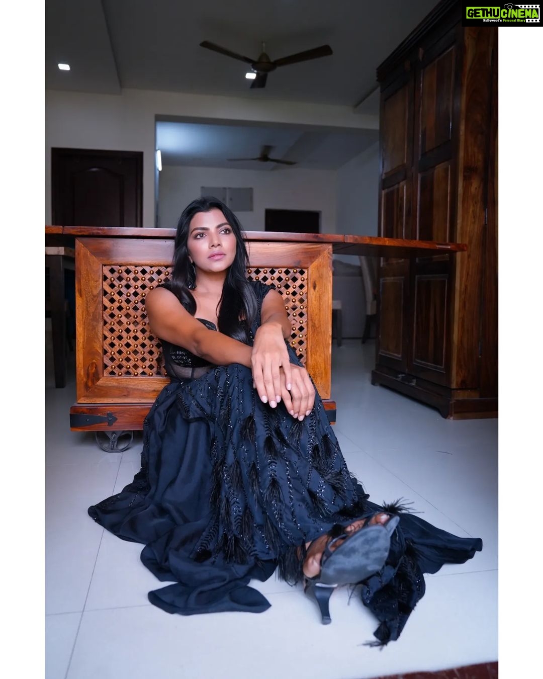 Lahari Shari Instagram - Embracing the dark side on Day 3 of Navratri 🌑✨ It's all about celebrating the strength within tradition ❤️🖤🖤 Attire : @ohanahyd Ptographer : @troyphotographyofficial Stylist : @adamostylestudio #NavratriVibes #FestiveFeeling #IndianFestivals #CelebrationMode #GlamorousAndGraceful #Navratri2023 #Fashionista #InstaStyle #SlayingTheFestivities #DressedToImpress #StunningInSaree #actress #teleuguactress #telugucinema #telugumovies #filmcity #hyderabad #tollywood #Navratri2023 #navratri #navratrispecial #chaitranavratri #durga #NavratriVibes #BlackIsBeautiful #EmbraceTheTradition #StrengthWithin #PowerfulWomen #GoddessModeOn #Day3OfNavratri