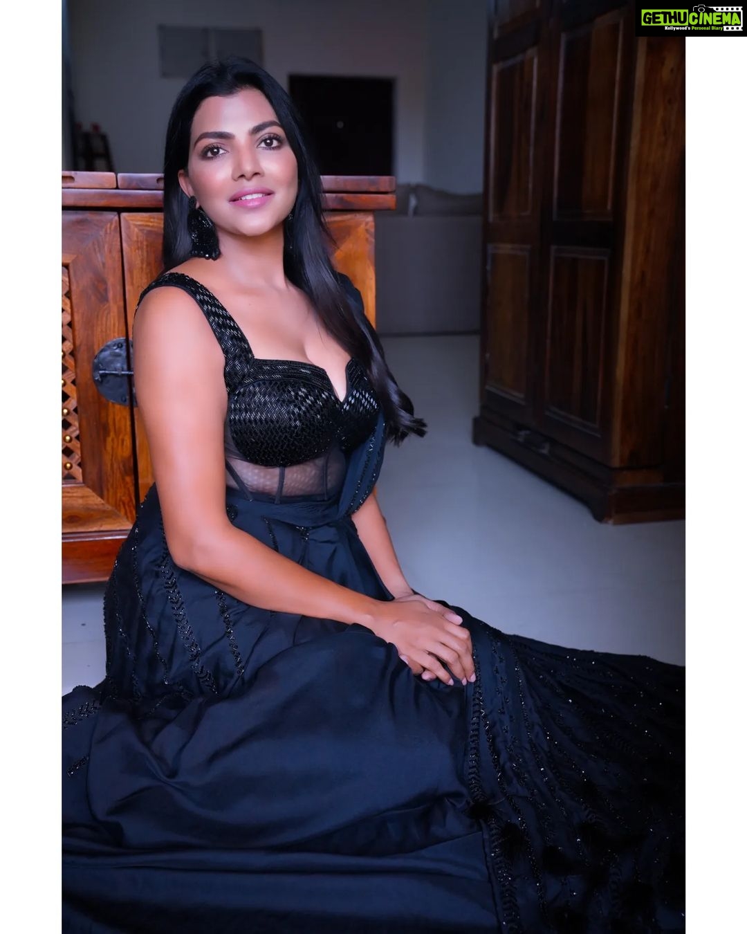 Lahari Shari Instagram - Embracing the dark side on Day 3 of Navratri 🌑✨ It's all about celebrating the strength within tradition ❤️🖤🖤 Attire : @ohanahyd Ptographer : @troyphotographyofficial Stylist : @adamostylestudio #NavratriVibes #FestiveFeeling #IndianFestivals #CelebrationMode #GlamorousAndGraceful #Navratri2023 #Fashionista #InstaStyle #SlayingTheFestivities #DressedToImpress #StunningInSaree #actress #teleuguactress #telugucinema #telugumovies #filmcity #hyderabad #tollywood #Navratri2023 #navratri #navratrispecial #chaitranavratri #durga #NavratriVibes #BlackIsBeautiful #EmbraceTheTradition #StrengthWithin #PowerfulWomen #GoddessModeOn #Day3OfNavratri