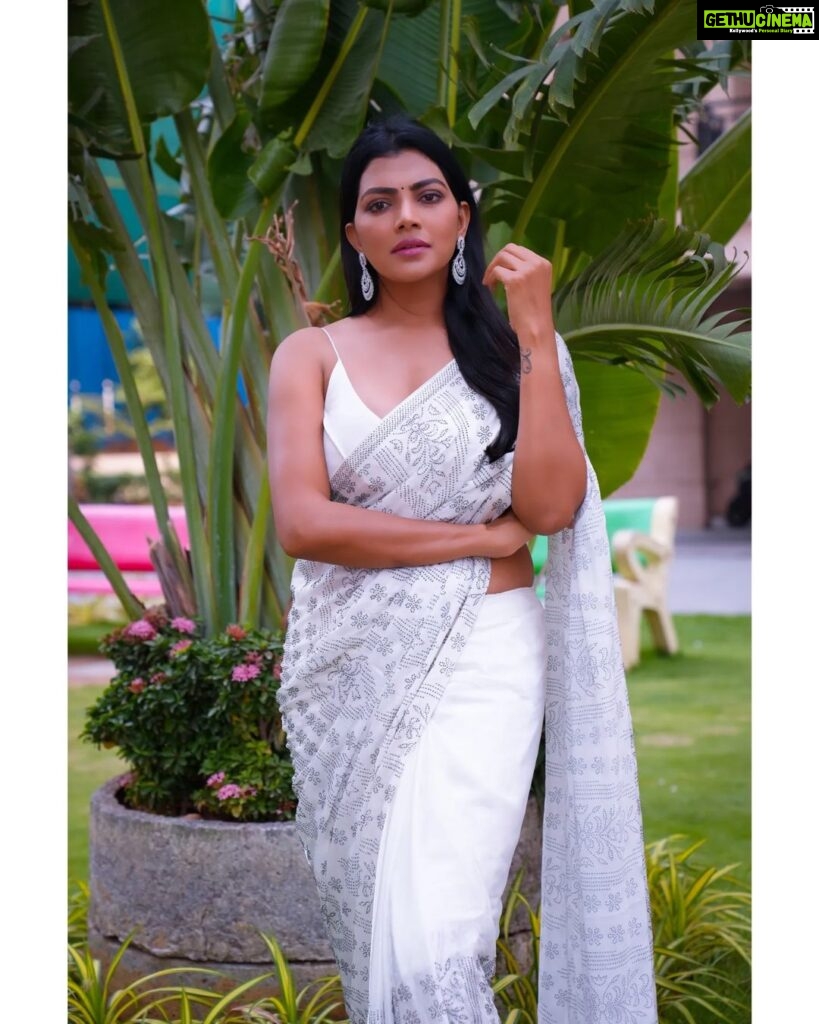Lahari Shari Instagram - Shining bright like a star on the second day of Navratri 2023 ✨ Embracing the festive vibes in this gorgeous saree, radiating elegance and grace 🌸💃 Saree : @srikrishnasilk Ptographer : @troyphotographyofficial Stylist : @adamostylestudio #NavratriVibes #FestiveFeeling #SareeLove #TraditionalGlam #FashionGoals #IndianFestivals #CelebrationMode #DazzlingDivas #InstaFashion #OOTD #EthnicChic #GlamorousAndGraceful #Navratri2023 #Fashionista #InstaStyle #SlayingTheFestivities #DressedToImpress #StunningInSaree #actress #teleuguactress #telugucinema #telugumovies #filmcity #hyderabad #tollywood #Navratri2023 #navratri #navratrispecial #chaitranavratri #durga Hyderabad