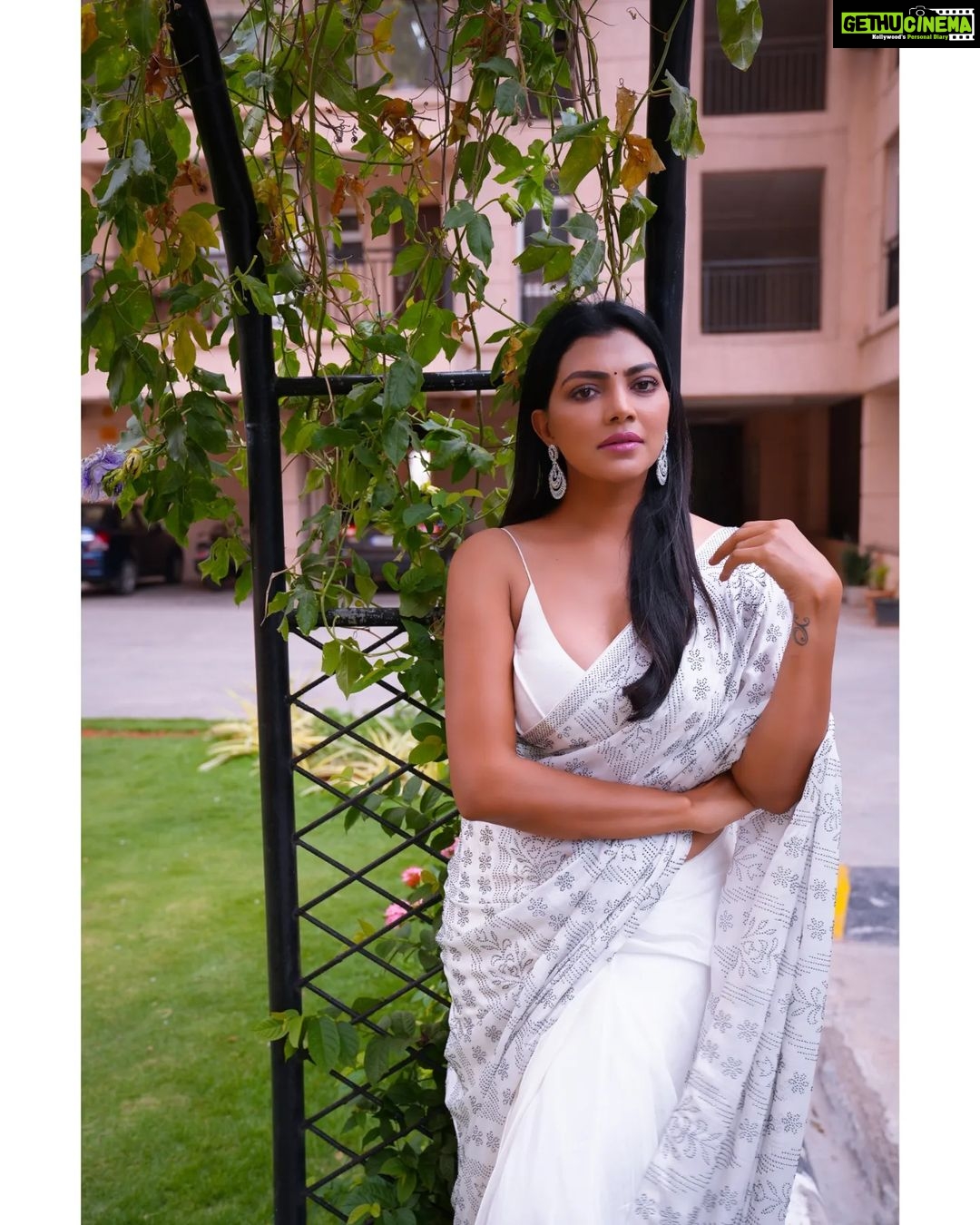 Lahari Shari Instagram - Shining bright like a star on the second day of Navratri 2023 ✨ Embracing the festive vibes in this gorgeous saree, radiating elegance and grace 🌸💃 Saree : @srikrishnasilk Ptographer : @troyphotographyofficial Stylist : @adamostylestudio #NavratriVibes #FestiveFeeling #SareeLove #TraditionalGlam #FashionGoals #IndianFestivals #CelebrationMode #DazzlingDivas #InstaFashion #OOTD #EthnicChic #GlamorousAndGraceful #Navratri2023 #Fashionista #InstaStyle #SlayingTheFestivities #DressedToImpress #StunningInSaree #actress #teleuguactress #telugucinema #telugumovies #filmcity #hyderabad #tollywood #Navratri2023 #navratri #navratrispecial #chaitranavratri #durga Hyderabad