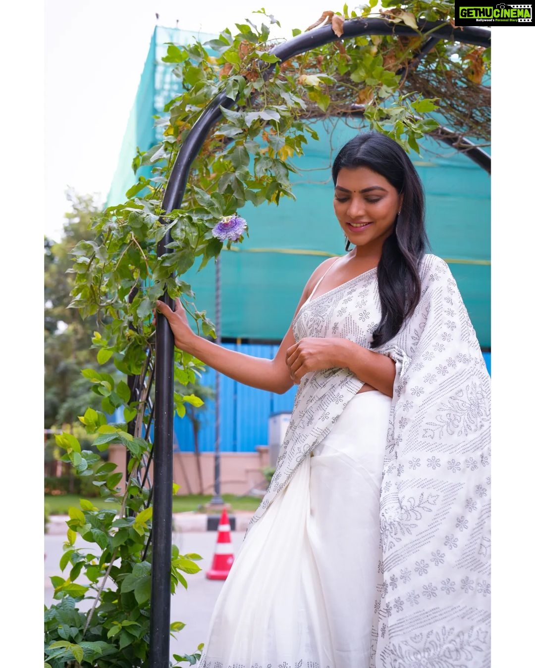 Lahari Shari Instagram - Shining bright like a star on the second day of Navratri 2023 ✨ Embracing the festive vibes in this gorgeous saree, radiating elegance and grace 🌸💃 Saree : @srikrishnasilk Ptographer : @troyphotographyofficial Stylist : @adamostylestudio #NavratriVibes #FestiveFeeling #SareeLove #TraditionalGlam #FashionGoals #IndianFestivals #CelebrationMode #DazzlingDivas #InstaFashion #OOTD #EthnicChic #GlamorousAndGraceful #Navratri2023 #Fashionista #InstaStyle #SlayingTheFestivities #DressedToImpress #StunningInSaree #actress #teleuguactress #telugucinema #telugumovies #filmcity #hyderabad #tollywood #Navratri2023 #navratri #navratrispecial #chaitranavratri #durga Hyderabad