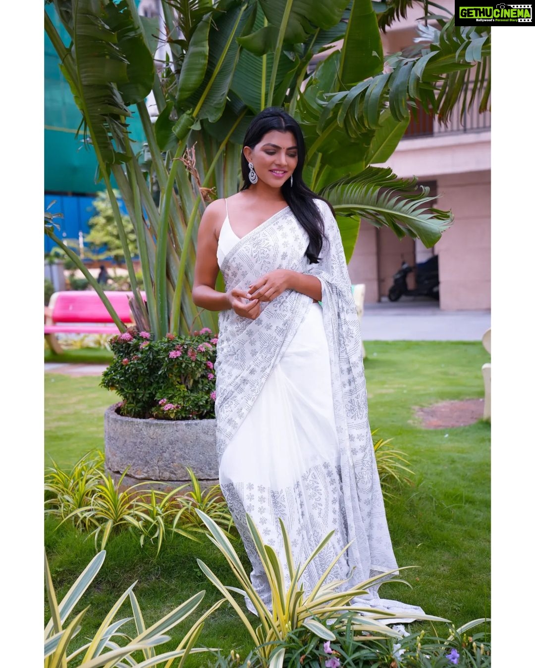 Lahari Shari Instagram - Shining bright like a star on the second day of Navratri 2023 ✨ Embracing the festive vibes in this gorgeous saree, radiating elegance and grace 🌸💃 Saree : @srikrishnasilk Ptographer : @troyphotographyofficial Stylist : @adamostylestudio #NavratriVibes #FestiveFeeling #SareeLove #TraditionalGlam #FashionGoals #IndianFestivals #CelebrationMode #DazzlingDivas #InstaFashion #OOTD #EthnicChic #GlamorousAndGraceful #Navratri2023 #Fashionista #InstaStyle #SlayingTheFestivities #DressedToImpress #StunningInSaree #actress #teleuguactress #telugucinema #telugumovies #filmcity #hyderabad #tollywood #Navratri2023 #navratri #navratrispecial #chaitranavratri #durga Hyderabad