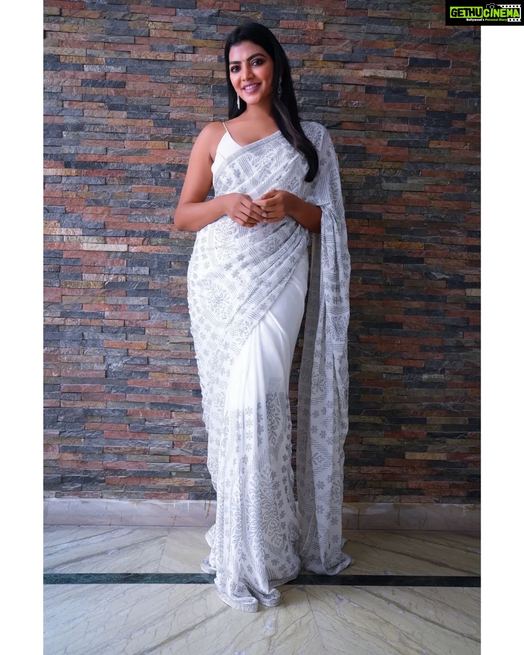 Lahari Shari Instagram - Shining bright like a star on the second day of Navratri 2023 ✨ Embracing the festive vibes in this gorgeous saree, radiating elegance and grace 🌸💃 Saree : @srikrishnasilk Ptographer : @troyphotographyofficial Stylist : @adamostylestudio #NavratriVibes #FestiveFeeling #SareeLove #TraditionalGlam #FashionGoals #IndianFestivals #CelebrationMode #DazzlingDivas #InstaFashion #OOTD #EthnicChic #GlamorousAndGraceful #Navratri2023 #Fashionista #InstaStyle #SlayingTheFestivities #DressedToImpress #StunningInSaree #actress #teleuguactress #telugucinema #telugumovies #filmcity #hyderabad #tollywood #Navratri2023 #navratri #navratrispecial #chaitranavratri #durga Hyderabad