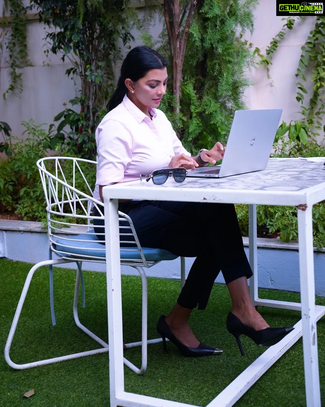 Lahari Shari Instagram - Friday hustle in full swing, bringing some swag to the workday! 💻✨ Photographer : @troyphotographyofficial Stylist : @adamostylestudio #FridayVibes #GirlBoss #GirlPower #ActressLife #CelebrityVibes #swag #FridayVibes #SwagLife #actress #TeluguFilm #teluguactress #loveyouall #telugucinema #loveit #Hyderabad #style #PositiveThoughts #positivity #goodvibes