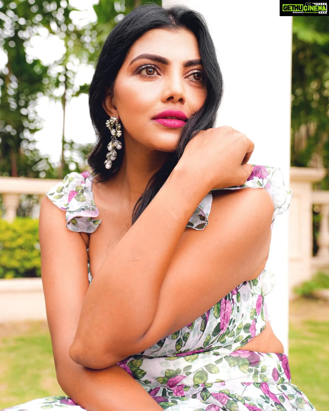 Lahari Shari Instagram - Cherishing the present, for it's the memories of tomorrow. ✨ 😇💃 Designer : @adrijabysonicareddy Photographer : @troyphotographyofficial Stylist : @adamostylestudio #goodmorning #happylife #shootdiaries #awesome #happymood #loveyouall #PositivityInEveryPose #lifestyles #lifeisbeautiful #actresslife #teluguactress #CinematicMagic #movies #MomentsTurnToMemories Hyderabad