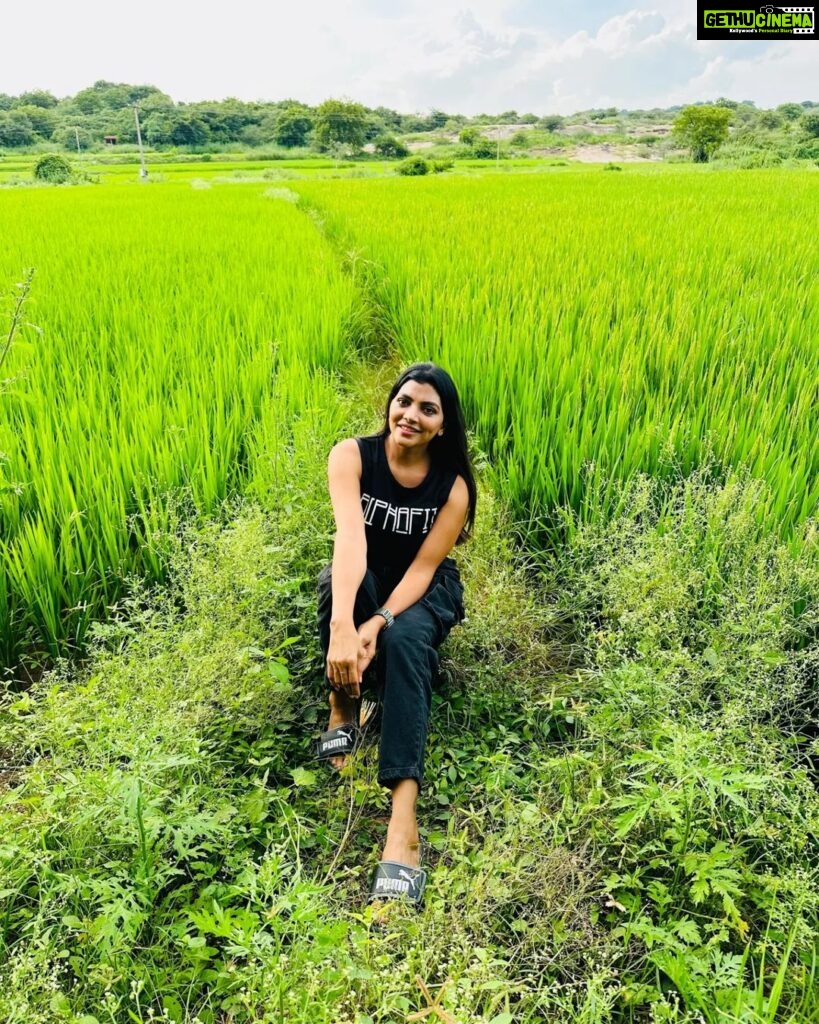 Lahari Shari Instagram - Lost in the embrace of nature's greenery 🌿🌾 #HappySunday #happymood #PositivityOverload #LoveMyLife #livenature #NatureTherapy #FarmLife #SereneMoments #actress #actresslife #teluguactress #TollywoodVibes #telugucinema Hyderabad