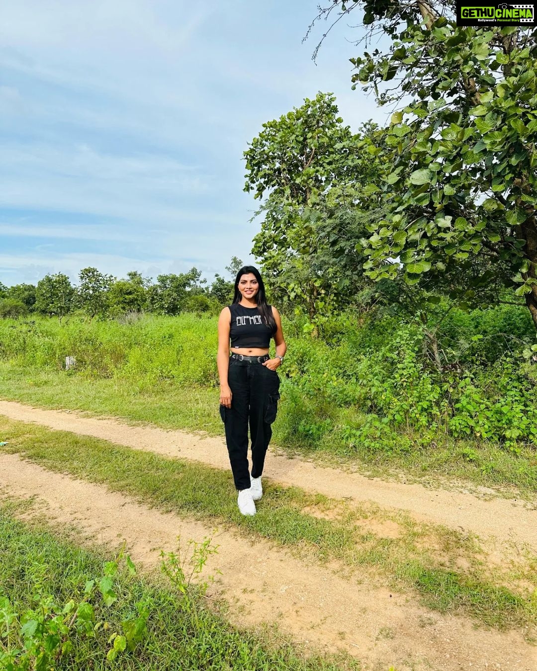 Lahari Shari Instagram - Embracing the serenity of Sunday mornings amidst nature's embrace. 🌿☀️ #goodmorning #HappySunday #loveyouall #LifeIsBeautifu #HappyWeekend #WeekendBliss #actresslife #TollywoodVibes #cinema #teluguactress Hyderabad