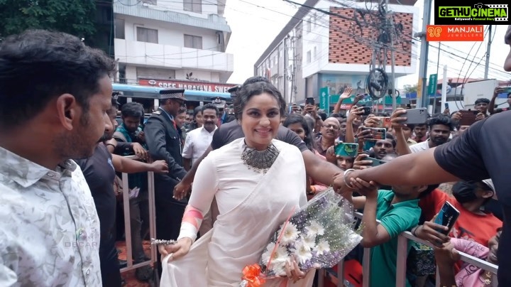Lakshmi Nakshathra Instagram - Inaugural Scenes !🤗 #lakshminakshathra #inauguration @vipinoscar_official_page @officialmanjalijewellers