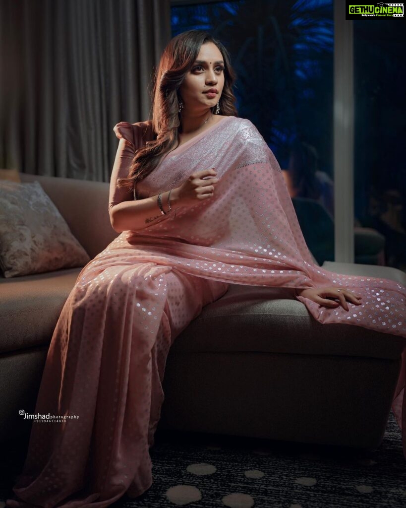 Lakshmi Nakshathra Instagram - Saree Day 💫 Photography @jimshadphotography Wearing @kayjodesigns.online Production: @avmagic.ae #lakshminakshathra Dubai, United Arab Emirates