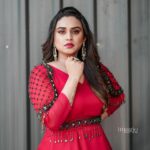 Lakshmi Nakshathra Instagram – Red is a bit of everything: kinda classy, kinda crazy.

📸. @imagiophotography_official 
Outfit: @acornfashionlines
Stylist : @stylewithandriya
Muah @mukeshmuralimakeover
Asst. @arjunarju111 
Jwlry : @goodwillcollectionskerala

#lakshminakshathra