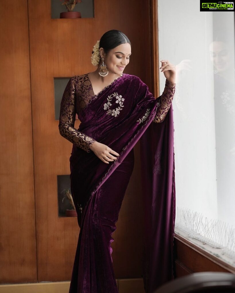 Lakshmi Nakshathra Instagram - “Saree diaries: where every drape tells a story.” Saree @hafsaaddotcom 📸. @wed_fort Retouch @ajmaltorres Muah @sindhu_valsan Jwlry @sreshta_jewels Styling @stylewithandriya #lakshminakshathra