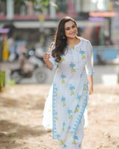 Lakshmi Nakshathra Instagram - Sunshine looks good on me! 

📸. @libzalonso 
Wearing @sandlore_artisanaltreasures
Muah @sindhu_valsan 

#lakshminakshathra #day #goodday #insta #instapost #picoftheday