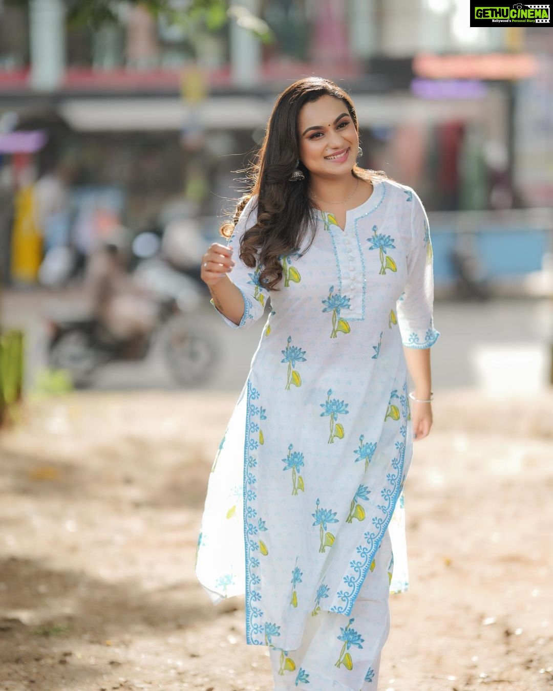 Lakshmi Nakshathra - 47.6K Likes - Sunshine looks good on me!
📸. @libzalonso
Wearing @sandlore_artisanaltreasures
Muah @sindhu_valsan
#lakshminakshathra #day #goodday #insta #instapost #picoftheday