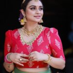 Lakshmi Nakshathra Instagram - Eyes reflect your emotions better than youself ! Hope in the eyes, smile on lips and all we have to do is wait for a new blossom 🤎 #lakshminakshathra Vc. @3leaf_photography Outfit: @acornfashionlines Stylist : @stylewithandriya Muah @mukeshmuralimakeover Asst. @arju Co- stylist : @eb___it @_aleenaraju Neck piece : @___dheri___ Ring : @keyaa_by_kartika Bangles and long neck peice: @reem_jewel #onam #onamcelebration #onamspecial #flowers