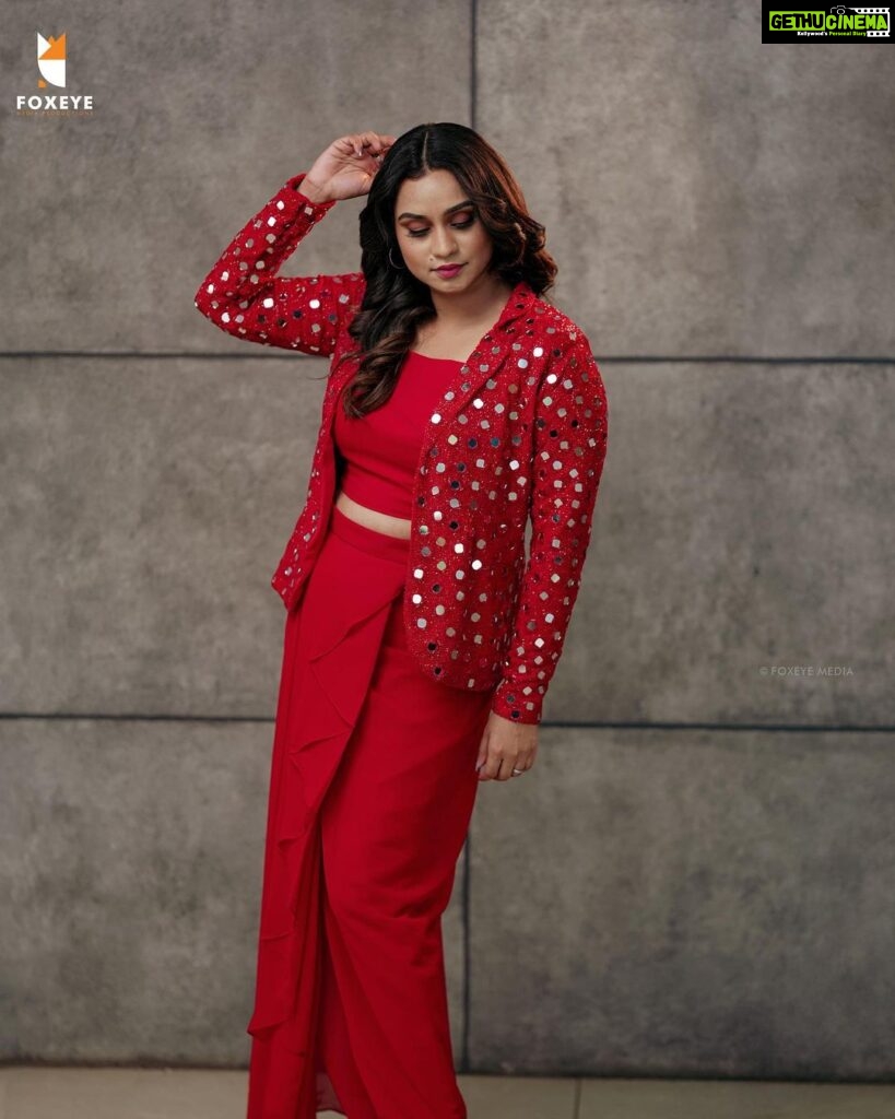 Lakshmi Nakshathra Instagram - For when you stand out from the crowd with your fresh pop of Red Color ❤💫 📸. @tomson_alex_ @foxeye_media_ Outfit @anina.boutique Muah @sindhu_valsan #lakshminakshathra