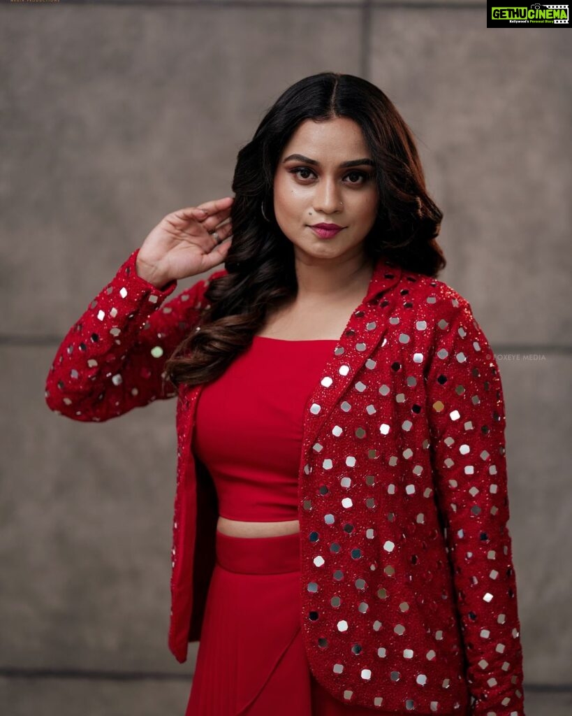 Lakshmi Nakshathra Instagram - Red Velvet For Now 💫😍 Outfit @anina.boutique 📸. @tomson_alex_ @foxeye_media_ Muah @sindhu_valsan #lakshminakshathra