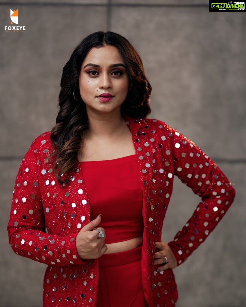 Lakshmi Nakshathra Instagram - Red Velvet Cake for Now ! ❤️🤓😛 Outfit @anina.boutique 📸. @tomson_alex_ @foxeye_media_ Muah @sindhu_valsan #lakshminakshathra