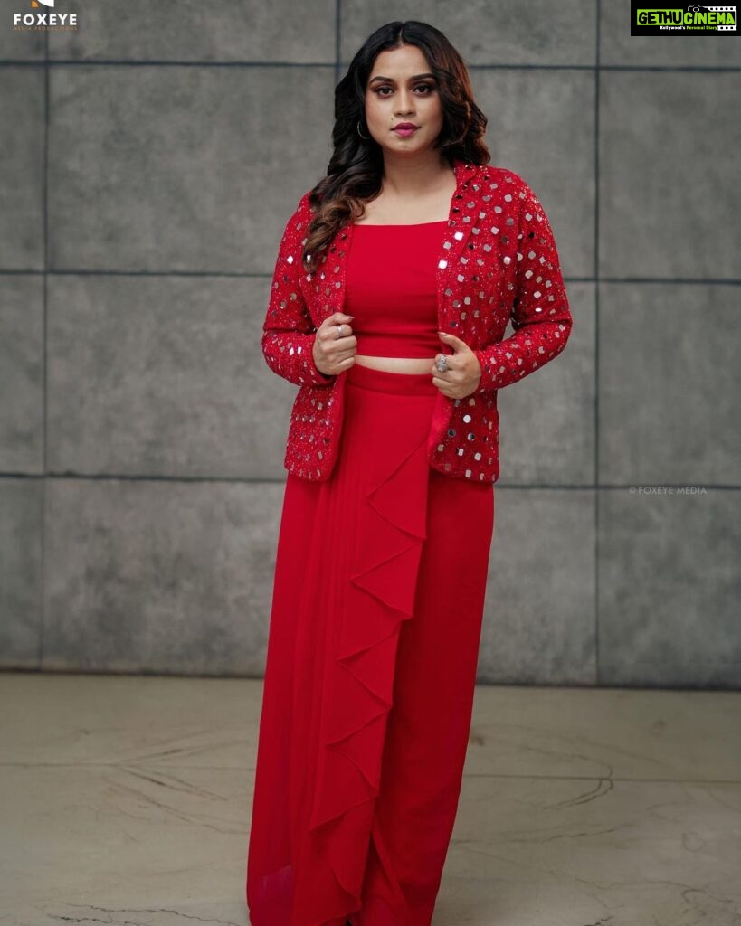 Lakshmi Nakshathra Instagram - For when you stand out from the crowd with your fresh pop of Red Color ❤️💫 📸. @tomson_alex_ @foxeye_media_ Outfit @anina.boutique Muah @sindhu_valsan #lakshminakshathra