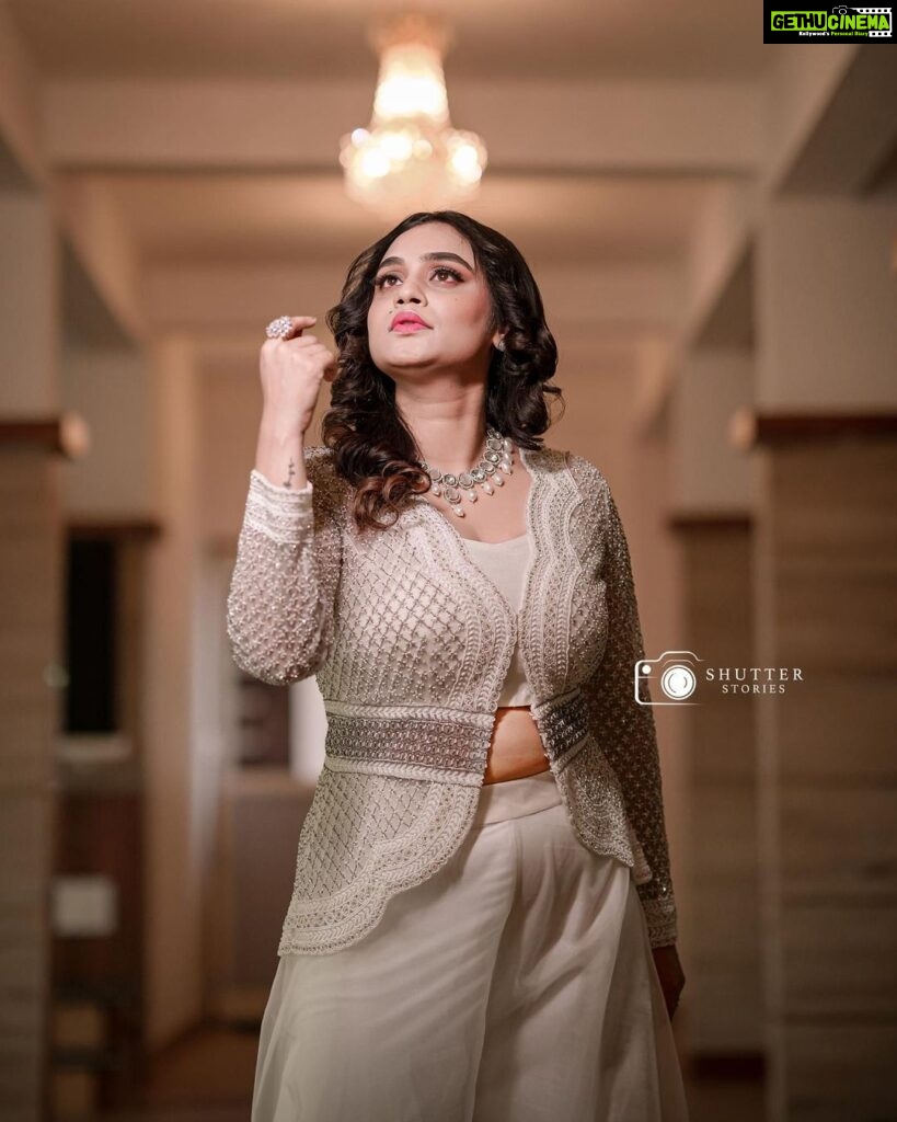 Lakshmi Nakshathra Instagram - Owning the beauty of White 🤍✨ #White&White #lakshminakshathra #nakshathramusings 📸. @frame_stitcherweddings @shutterstories_byamal Outfit @silkycalicut Styling @stylewithandriya Muah @sindhu_valsan Jwlry @adorebypriyanka