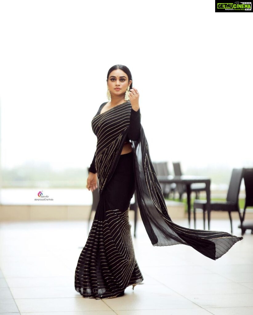 Lakshmi Nakshathra Instagram - “Saree stories to tell “ ! #lakshminakshathra Wearing @chelaclothing 📸. @abinprasad_cherthala Muah @mukeshmuralimakeover Styling @stylewithandriya Draping @kp_thesareedrapist Jwlry @kaya_online_