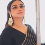 Lakshmi Nakshathra Instagram - “Draped in black, feeling like a timeless Masterpiece.”❤️ This black saree speaks more than me ! 💫 Saree @chelaclothing 🖤 Vc @abinprasad_cherthala Muah @mukeshmuralimakeover Styling @stylewithandriya Blouse designed by @acornfashionlines Saree Draping @kp_thesareedrapist Jwlry @kaya_online_ Assisted by @arjunarju111 #lakshminakshathra #réel #reelsinstagram #reelvideo #black #saree #mystyle