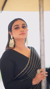 Lakshmi Nakshathra Instagram - “Draped in black, feeling like a timeless Masterpiece.”❤️
This black saree speaks more than me ! 💫

Saree  @chelaclothing 🖤
Vc @abinprasad_cherthala 
Muah @mukeshmuralimakeover 
Styling @stylewithandriya 
Blouse designed by @acornfashionlines 
Saree Draping @kp_thesareedrapist 
Jwlry @kaya_online_ 
Assisted by @arjunarju111 

#lakshminakshathra #réel #reelsinstagram #reelvideo #black #saree #mystyle