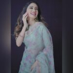 Leena Jumani Instagram - 🌺🌼🌸 Make up- @ija4985 Hair- @reenayelinje Saree- @maryams_lawn_studio Style by- @nags_sidiqi Photography- @mog888s Edited by- @confidentials_studio