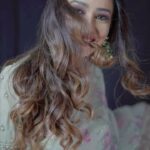 Leena Jumani Instagram - ♥️ Makeup- @ija4985 Hair- @reenayelinje Photography- @mog888s Saree- @maryams_lawn_studio Style by- @nags_sidiqi @vmjumani ♥️