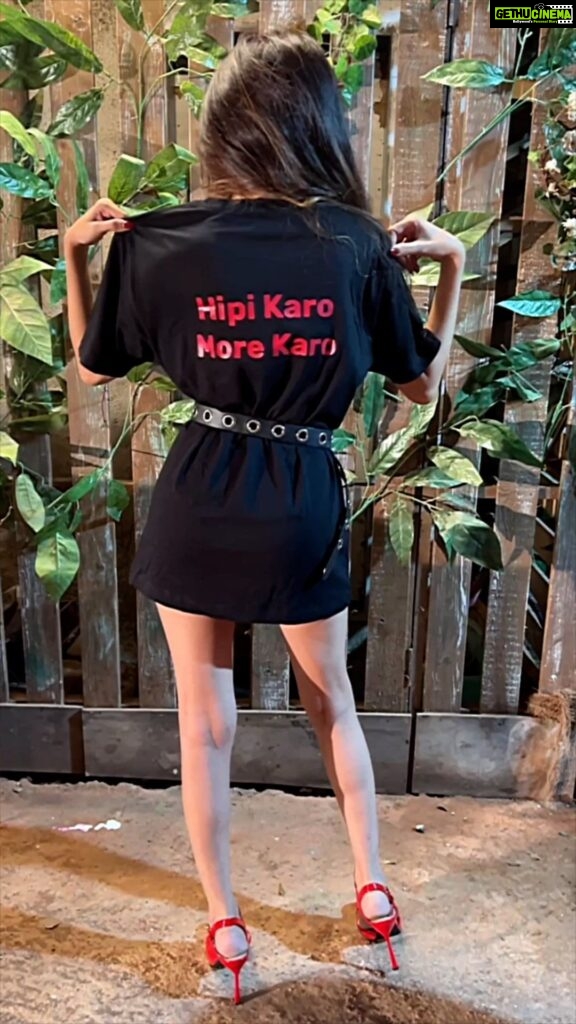 Leena Jumani Instagram - This fit has us all in fits! @leena_real’s addition of a black belt to her 𝐇𝐢𝐩𝐢 T-shirt is uber cool. Download the 𝐇𝐢𝐩𝐢 𝐚𝐩𝐩 and join the squad today. #HipiKaroMoreKaro #LeenaJumani #HipiMerch #Merch #HipiCreator #HipiSquad #HipiFam #Hipi