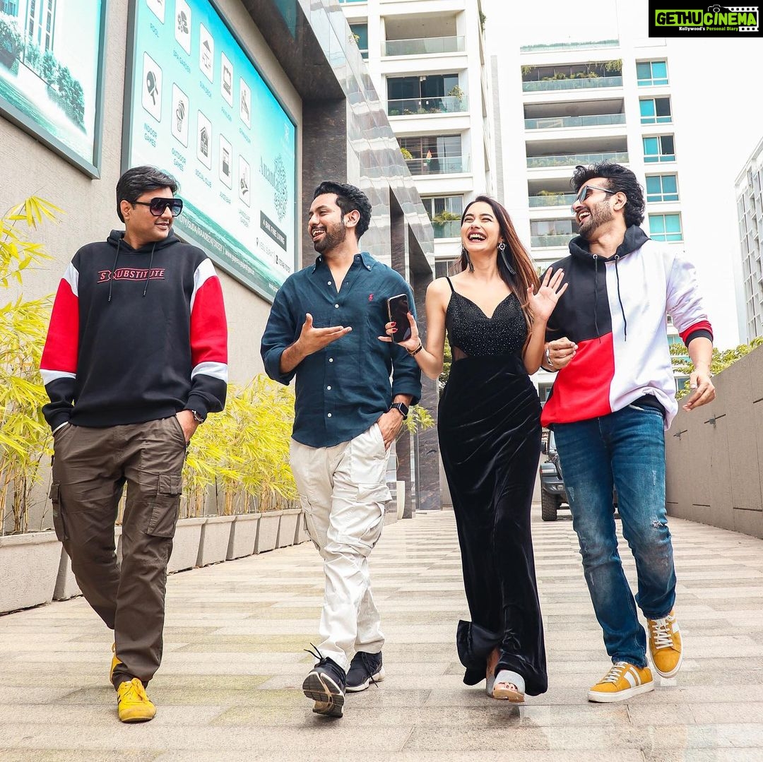 Leena Jumani Instagram - Main aur mere PJ’s aksar yahi baatey karte hai😂 “Hey Kem chho London” Promotions ♥️ @mangoostudios @heykemchholondon @mitragadhvi @manasshah111 @akki_tsd @ssunnysuraani #heykemchholondon 📷- @harsh_vadhvana_photography Surat, Gujarat