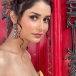 Leena Jumani Instagram - I used to sing this song in my childhood, to make myself feel special☺️ Thank you everyone for this beautiful shoot day. 🤍 @sstardomcelebritymanagement @payalsodhi @styledby_sanyaa @s_bilal24 @vmjumani @karanraii11 @journeyman1027 @sultan_makeupartist_11 @bookrecce_locations