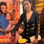 Leena Jumani Instagram - About last night from “Hey kem chho London” Premiere 💫 @heykemchholondon @mangoostudios @vmjumani @sitajumani @murlidharjumani @divyu.ahuja