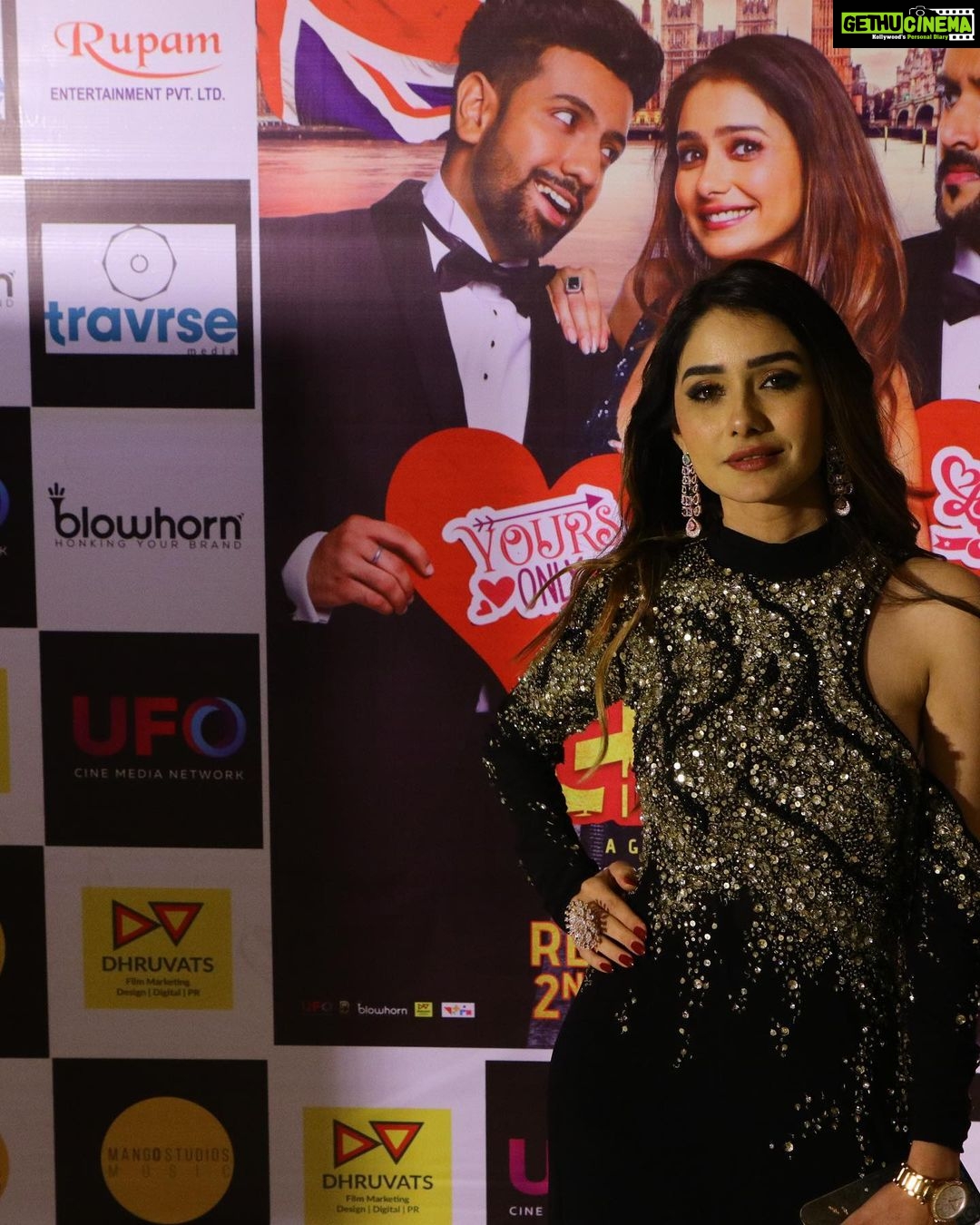 Leena Jumani Instagram - “Hey Kem chho London” in cinemas now🎞 About last night from Ahmedabad premiere 💫 Thank you each & everyone for showing us love & support ♥️ #heykemchholondon @mangoostudios @ssunnysuraani @akki_tsd @mitragadhvi @manasshah111 @uroovaak 📷- @uroovaak & @jayesh7649 Gujarat