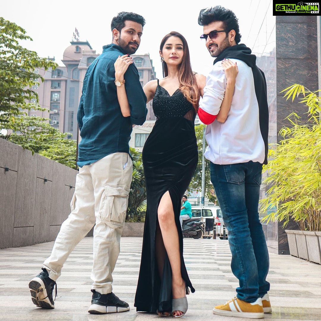 Leena Jumani Instagram - Main aur mere PJ’s aksar yahi baatey karte hai😂 “Hey Kem chho London” Promotions ♥️ @mangoostudios @heykemchholondon @mitragadhvi @manasshah111 @akki_tsd @ssunnysuraani #heykemchholondon 📷- @harsh_vadhvana_photography Surat, Gujarat