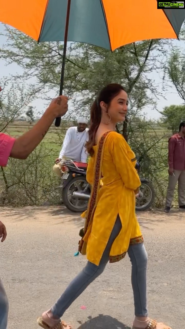 Leena Jumani Instagram - Hmmm hmmm 🥵 @larry_pb02 📷- @sultan_makeupartist #reels #reelitfeelit #reelkarofeelkaro #feelitreelit #bts Bareli, Madhya Pradesh, India