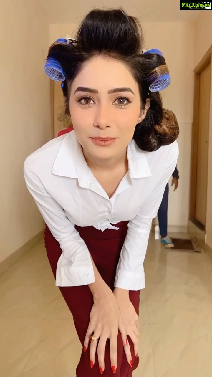 Leena Jumani - 42.5K Likes - Yeah to goofy me🤪 reel shuru hone se pahle hi khatam ho gaya😂
📷- Priya didi (Kyuki I’d nahi pata)
@sultan_makeupartist @larry_pb02
#behindthescenes #fun #myshootingteam #reels #reelitfeelit #reelkarofeelkaro