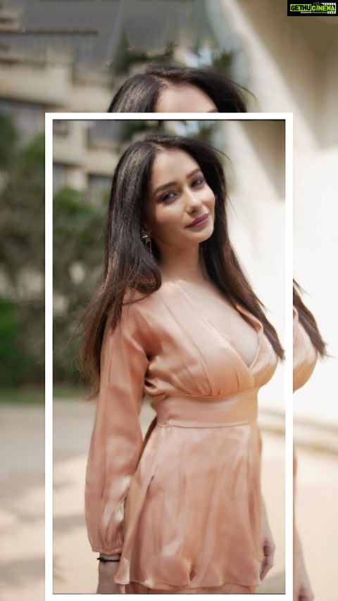 Leena Jumani Instagram - 𝗪𝐡𝐚𝐭'𝐬 𝐚𝐥𝐥 𝐭𝐡𝐢𝐬 𝐛𝐞𝐚𝐮𝐭𝐲 😍 @leena_real making transition videos like a cakewalk💃 Catch her going from a coffee morning ☕ to a tequila night 🍸 in just a blink of an eye! #HipiKaroMoreKaro #Transition #TransitionVideos #LeenaJumani #StarStruck #Actor #Celebrity #TVshows #Hipi