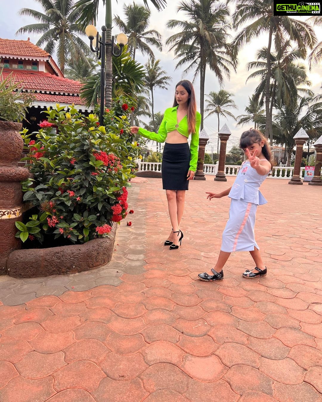 Leena Jumani Instagram - Day by day, hour by hour, minute by minute everything changes. Still something remains the same.💚