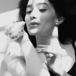 Leena Jumani Instagram – Khwaabon ke parindey🕊

📸- @srinath_rao88 

#black&white #photoshoot #manymorepicstocome